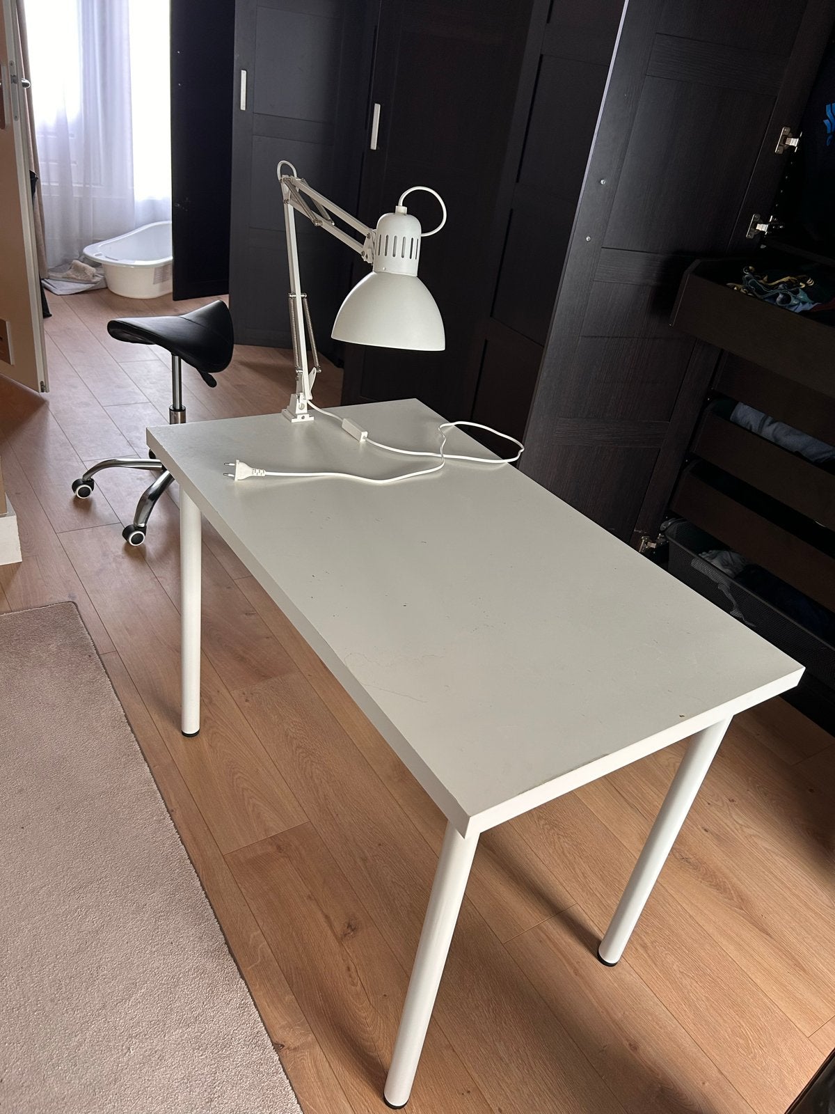 Witte tafel met lamp - ideaal voor nagelstyliste, Huis en Inrichting, Ophalen, Overige typen, Gebruikt, Spaanplaat of MDF