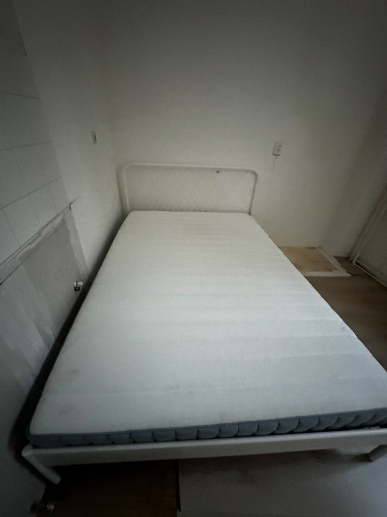 Bed + lattenbodem en matras, Ophalen, Gebruikt, Wit, 140 cm