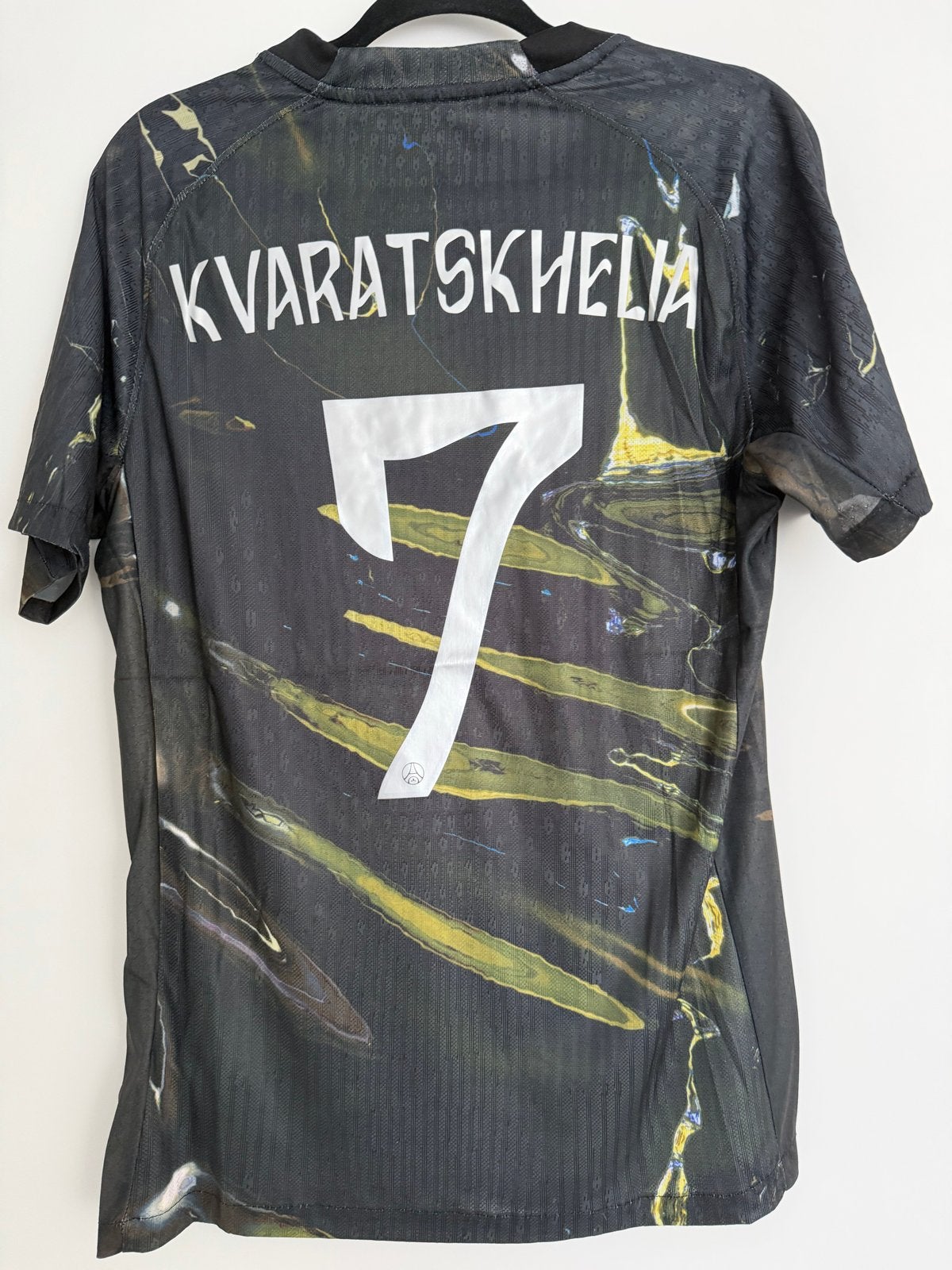 PSG x Jordan x Kvaratskhelia 7 voetbalshirt, Maat 48/50 (M), Zwart, Ophalen of Verzenden, Zo goed als nieuw