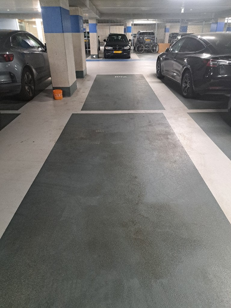 Covered Parking Space for Rent in Amsterdam Oud West, Huizen en Kamers, Garages en Parkeerplaatsen, Amsterdam