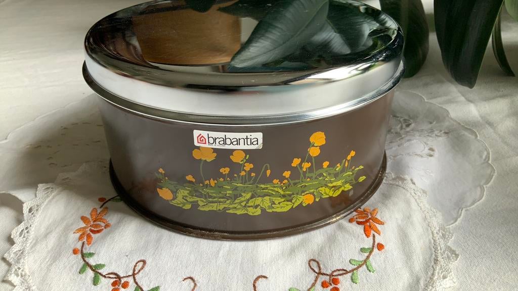 Vintage Brabantia bruine ronde koektrommel/boterbloem motief, Ophalen of Verzenden