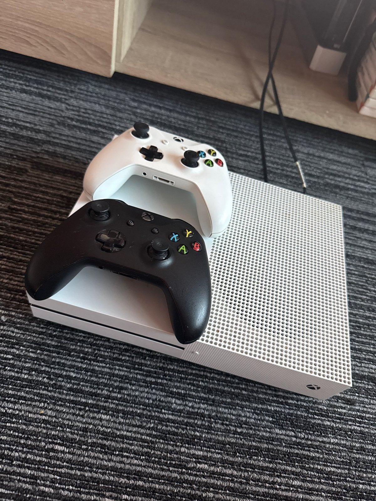 Xbox One S met 2 controllers en alle kabels, Ophalen, Zo goed als nieuw, Met 2 controllers, Xbox One S