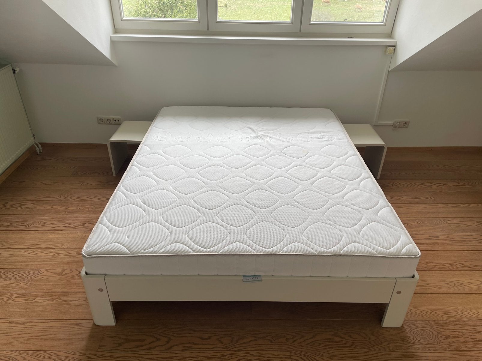 Auping Auronde met 200x160 cm Swiss Sense Gazelle matras, Ophalen, Wit, Tweepersoons, Zo goed als nieuw