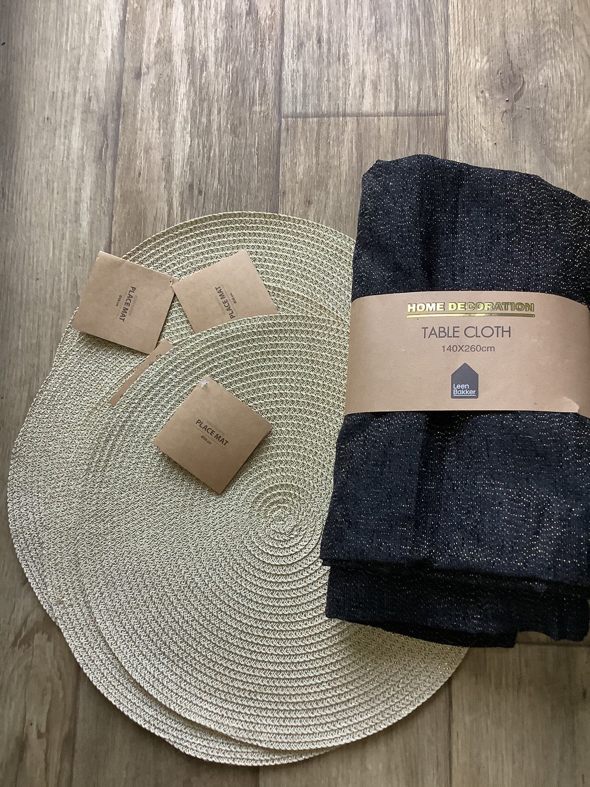 Nieuw Tafelkleed en Placemets, Ophalen of Verzenden, Nieuw, Zwart, Tafelkleed of Tafelzeil