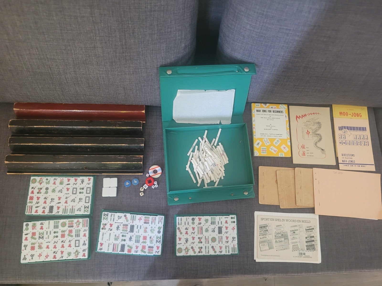 Vintage Mahjong set met handleidingen en accessoires, Hobby en Vrije tijd, Drie of vier spelers, Ophalen of Verzenden, Gebruikt