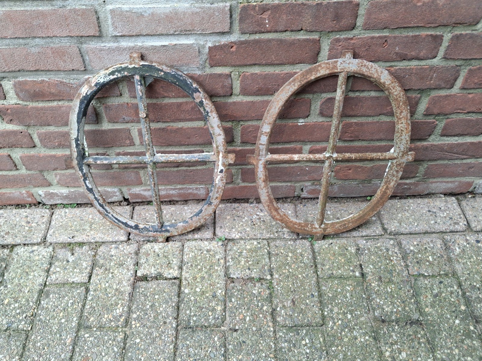 2 antieke ovale gietijzeren stalramen ossenogen, Ophalen, Gevelraam of Ruit, Gebruikt, Minder dan 80 cm