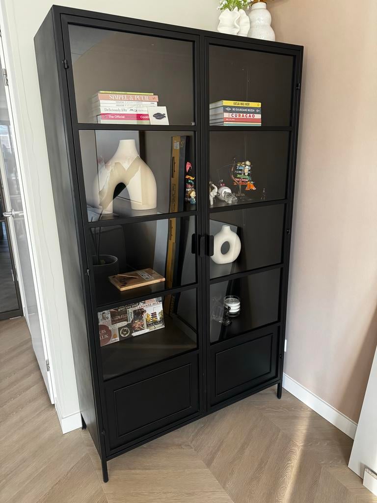 WOOOD Ronja XL vitrinekast zwart metaal met glas 189cm, Ophalen, Zo goed als nieuw