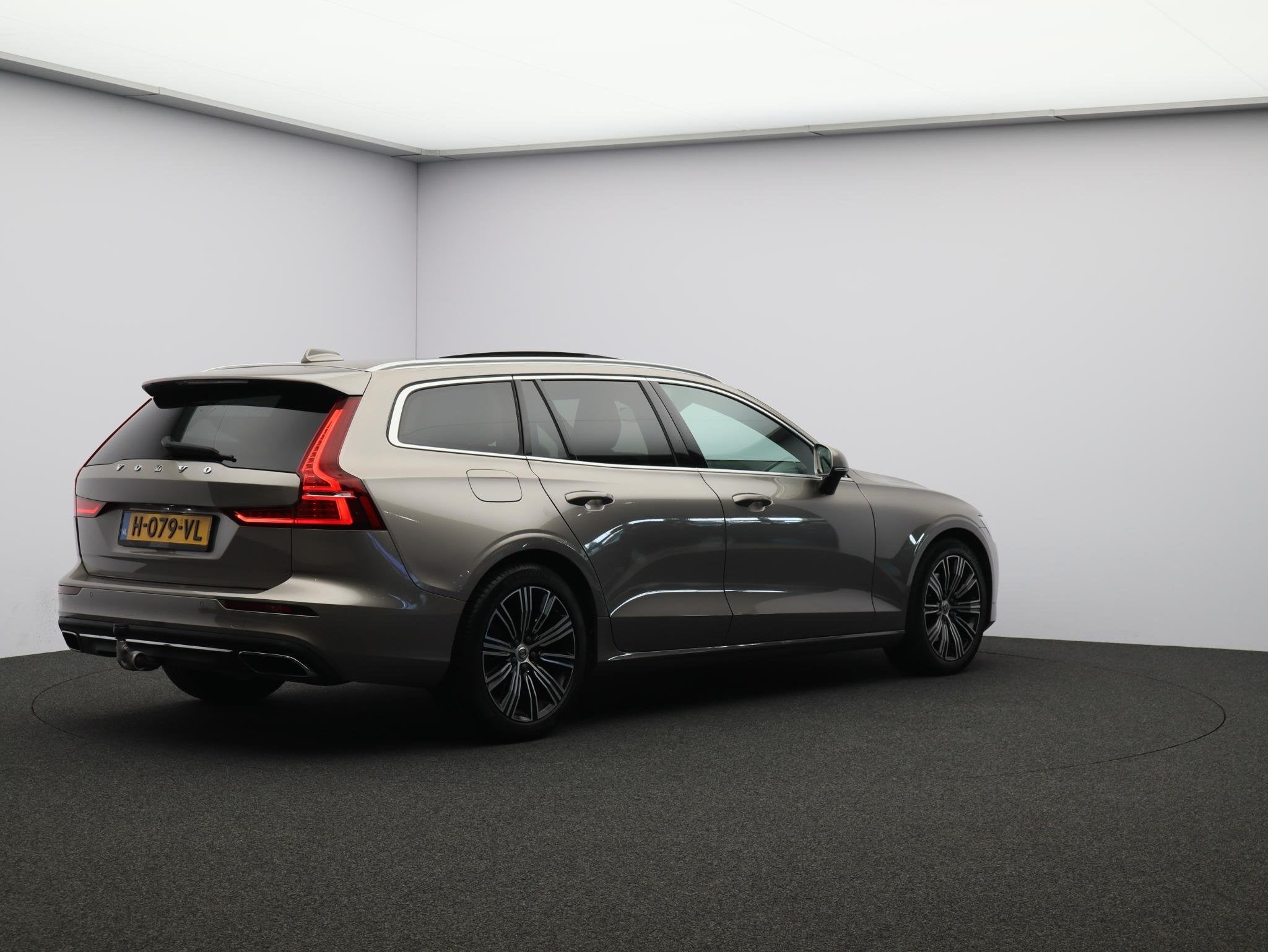 Volvo V60 2.0 T4 Inscription / Trekhaak / Panoramadak / 360, Auto's, 15 km/l, Euro 6, 1603 kg, 93 €/maand