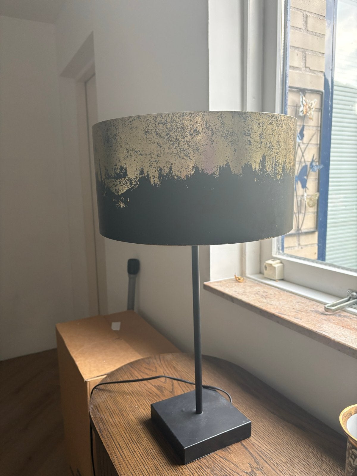 Basic Label Tafellamp Zwart/Goud - Eenhoorn Zwaag, Huis en Inrichting, Ophalen, Met schakelaar, Overige merken, Zo goed als nieuw