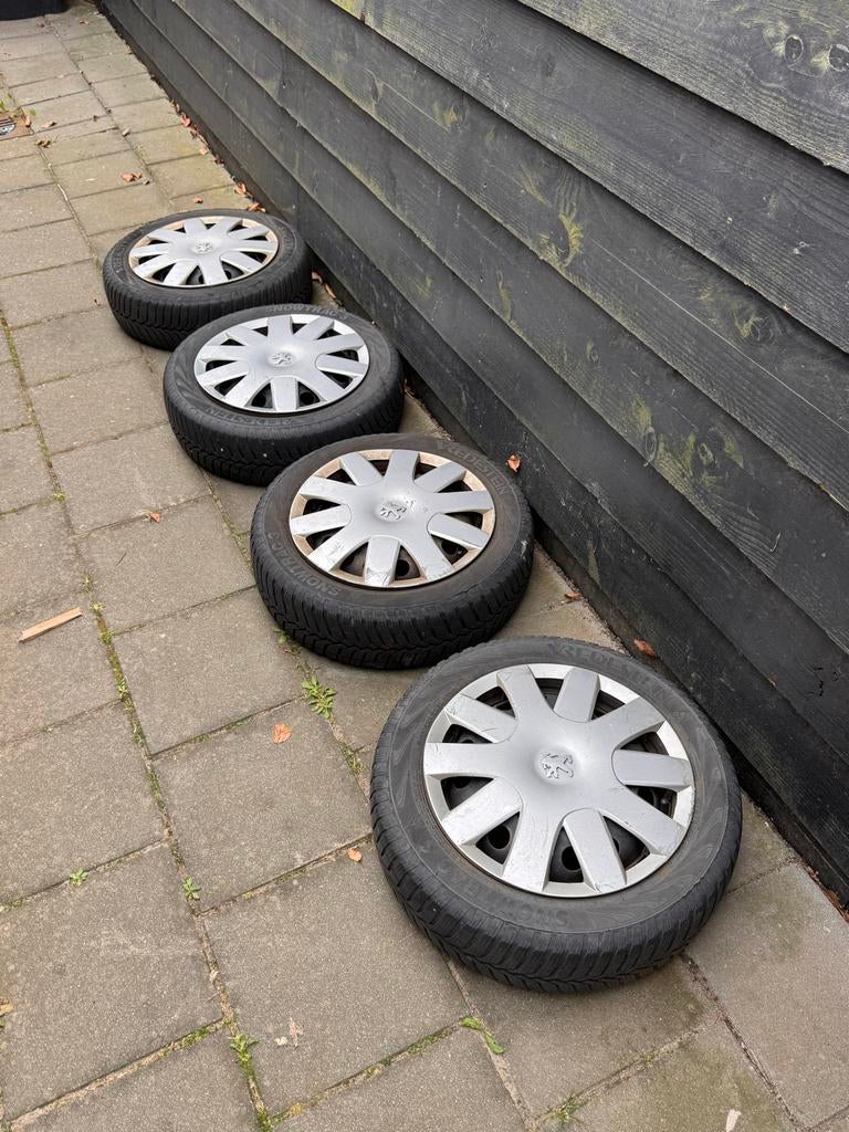 Vredestein Snowtrac winterbanden met velgen (Peugeot/toyota, Gebruikt, 15 inch, Banden en Velgen, Personenwagen