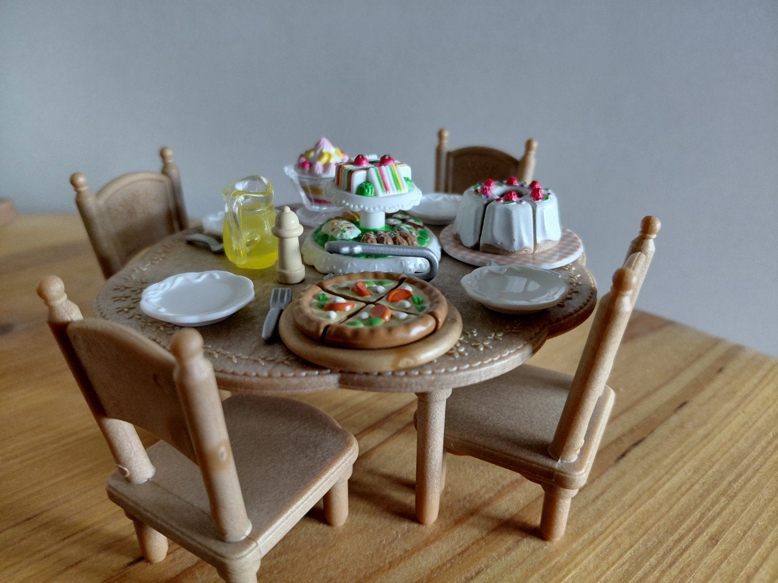Sylvanian families tafel/vier stoelen/pizza/taart/bordjes, Ophalen of Verzenden, Zo goed als nieuw, Toebehoren