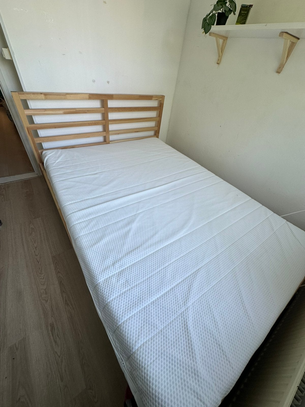 Ikea Tarva bed + Åkreham matras 140x200 cm, Huis en Inrichting, Ophalen, Beige, 140 cm, Zo goed als nieuw