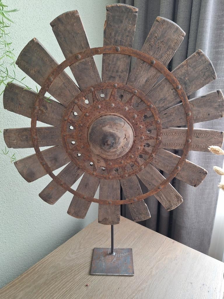 Decoratief houten en metalen wiel op standaard, Ophalen