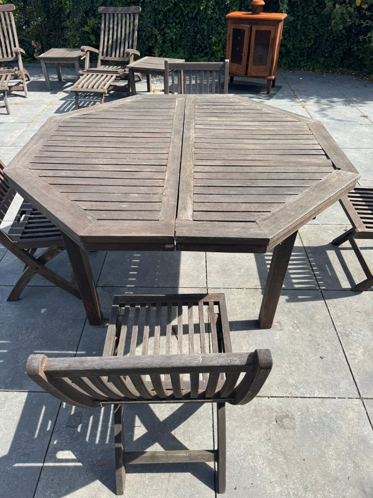 2 zware hardhouten deckchairs met bijzettafels, Ophalen, Gebruikt, Teakhout
