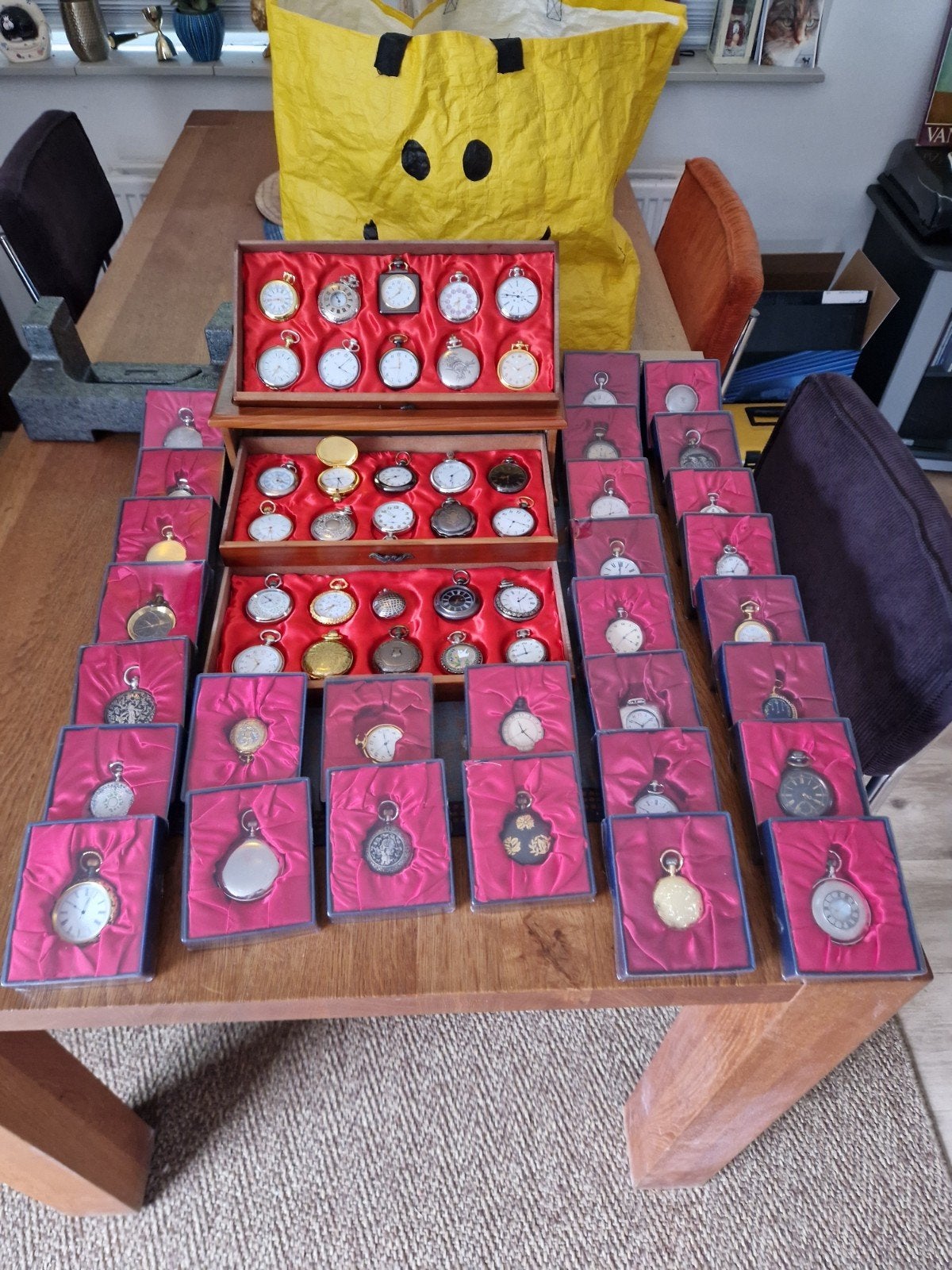 Grote collectie zakhorloges in houten kist en displaydozen, Overige materialen, Zakhorloge, Onbekend, Verguld