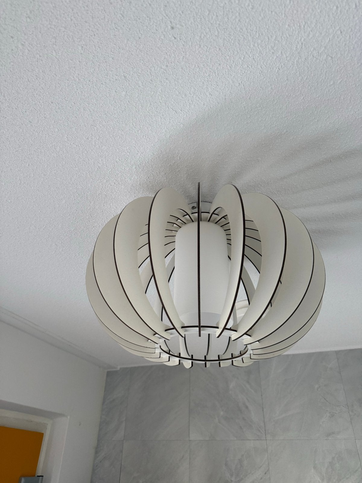 Moderne plafondlamp met uniek design, Huis en Inrichting, Lampen | Hanglampen, Ophalen, Zo goed als nieuw, Kunststof, E27 (groot)