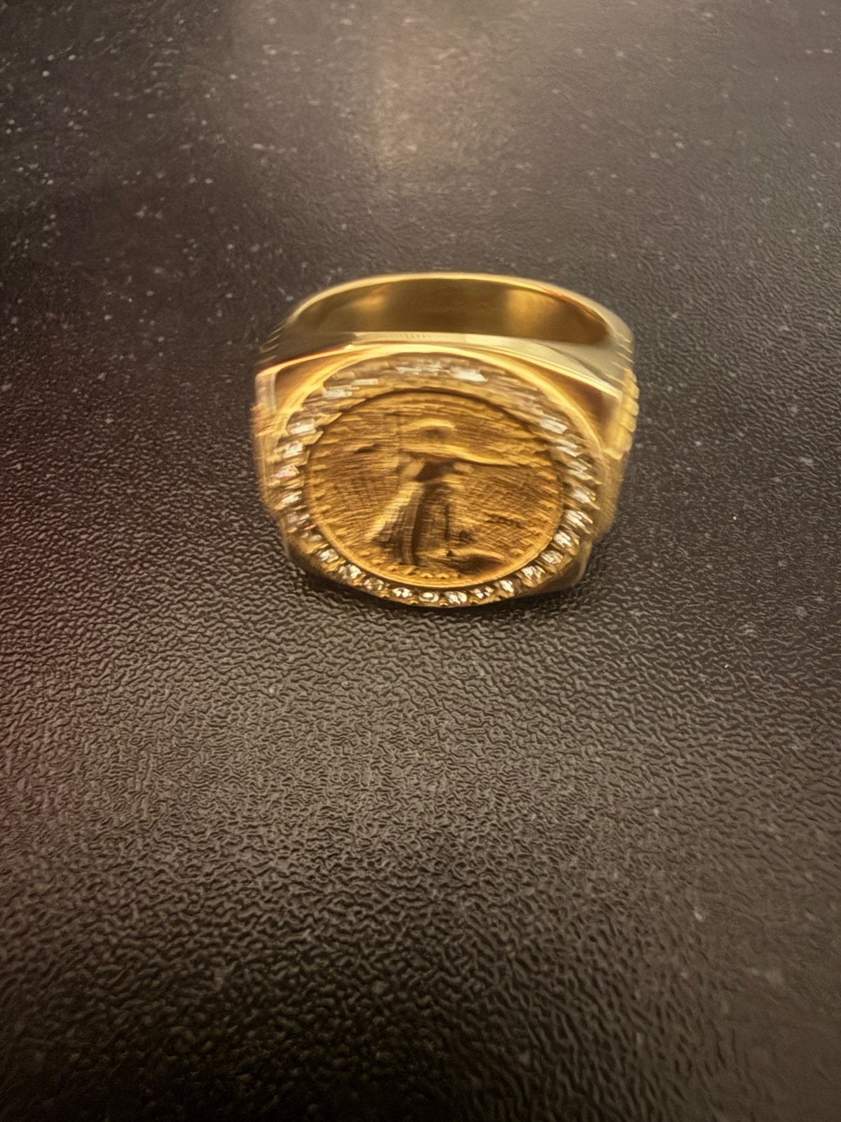 Gouden ring met afbeelding en strass steentjes, 18 tot 19, Ophalen of Verzenden, Zo goed als nieuw, Dame of Heer