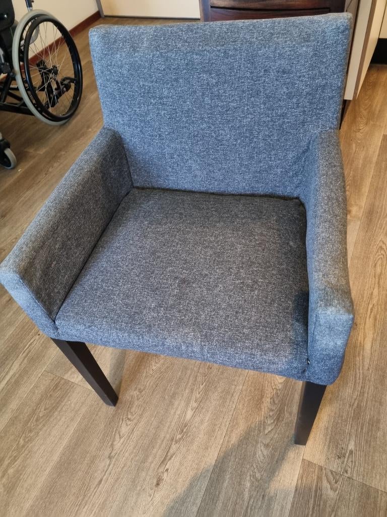 Comfortabele grijze stoel met armleuningen (ikea), Huis en Inrichting, Stoelen, Ophalen, Gebruikt, Stof, Eén