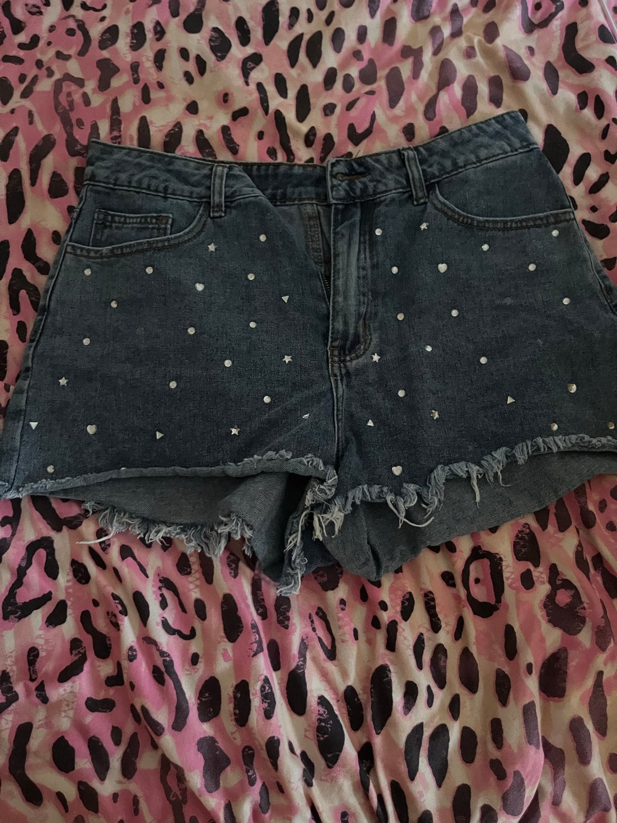Denim shorts met studs en rafels - Maat L, Kleding | Dames, Broeken en Pantalons, Ophalen, Kort, Blauw, Maat 42/44 (L)