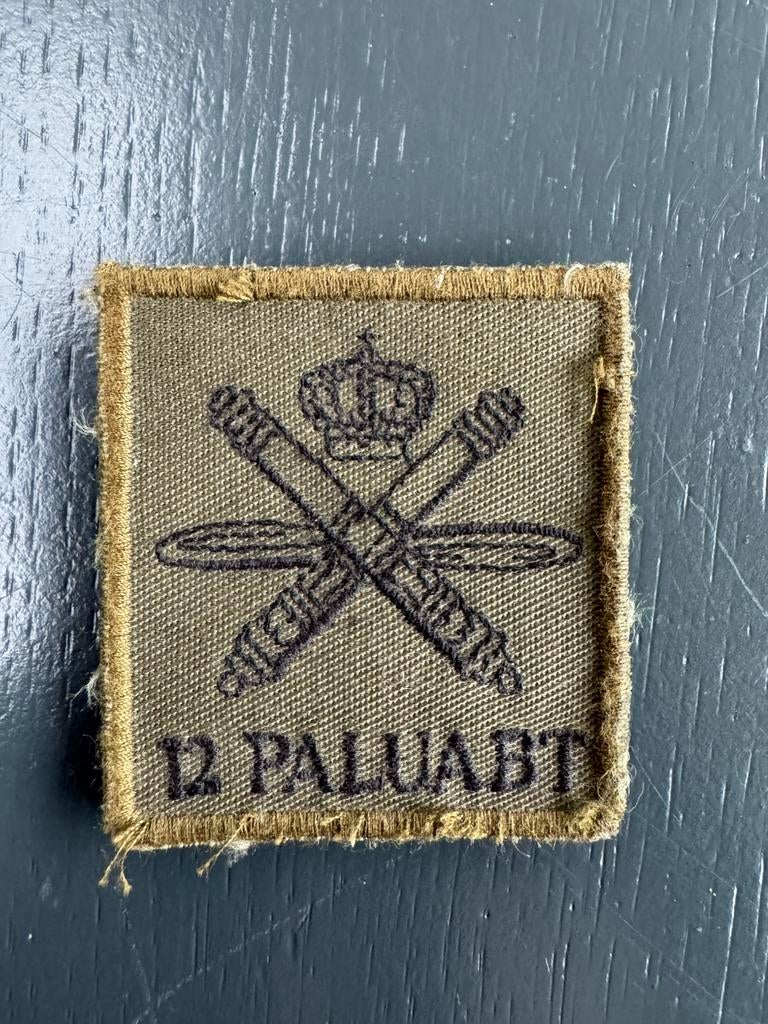 KL borstembleem 12 PALUABT, Ophalen of Verzenden, Landmacht, Nederland, Embleem of Badge