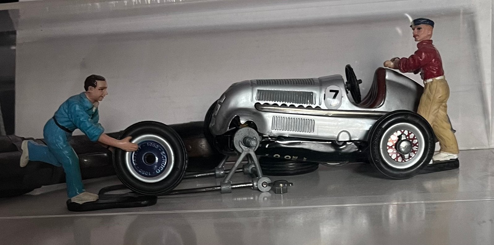 Te koop Schuco 1050 Mercedes Sielberpfeile + event. figuren., Ophalen of Verzenden