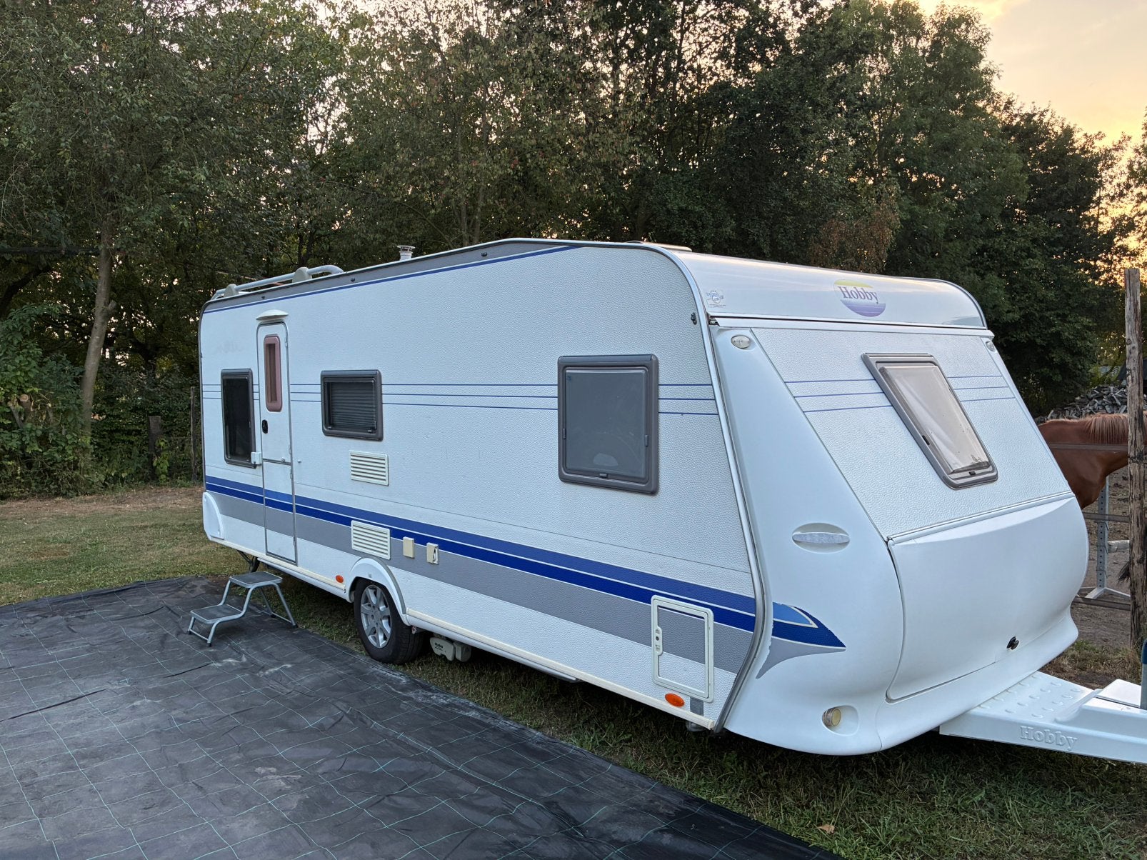 Hobby de Luxe easy 560 KMFE 2005 met Mover, voortent, luifel, Vast bed, Rondzit, Hobby, 7 tot 8 meter