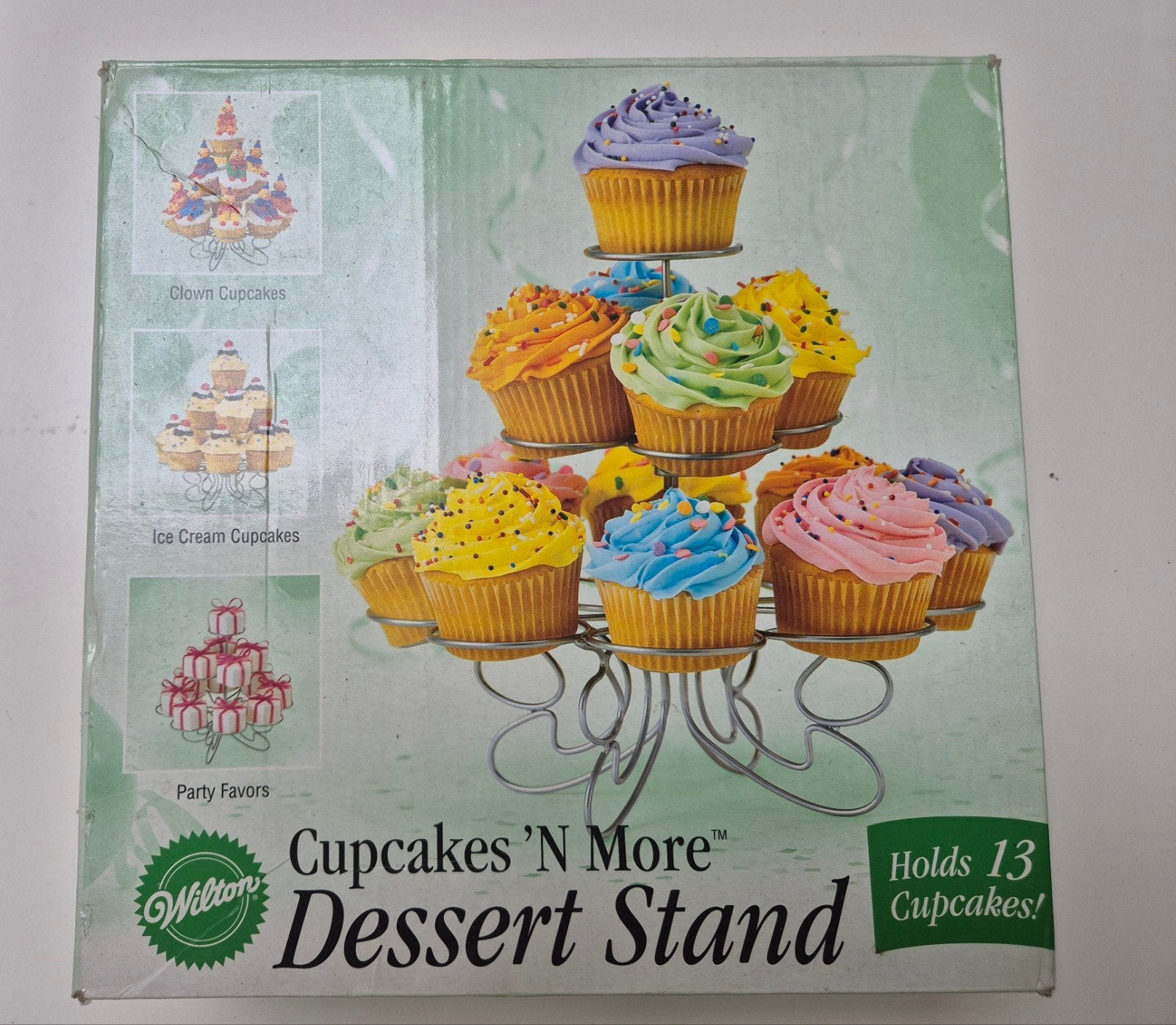 Wilton Cupcakes 'N More Dessert Stand - 13 Cupcakes, Hobby en Vrije tijd, Taarten en Cupcakes maken, Ophalen of Verzenden, Zo goed als nieuw