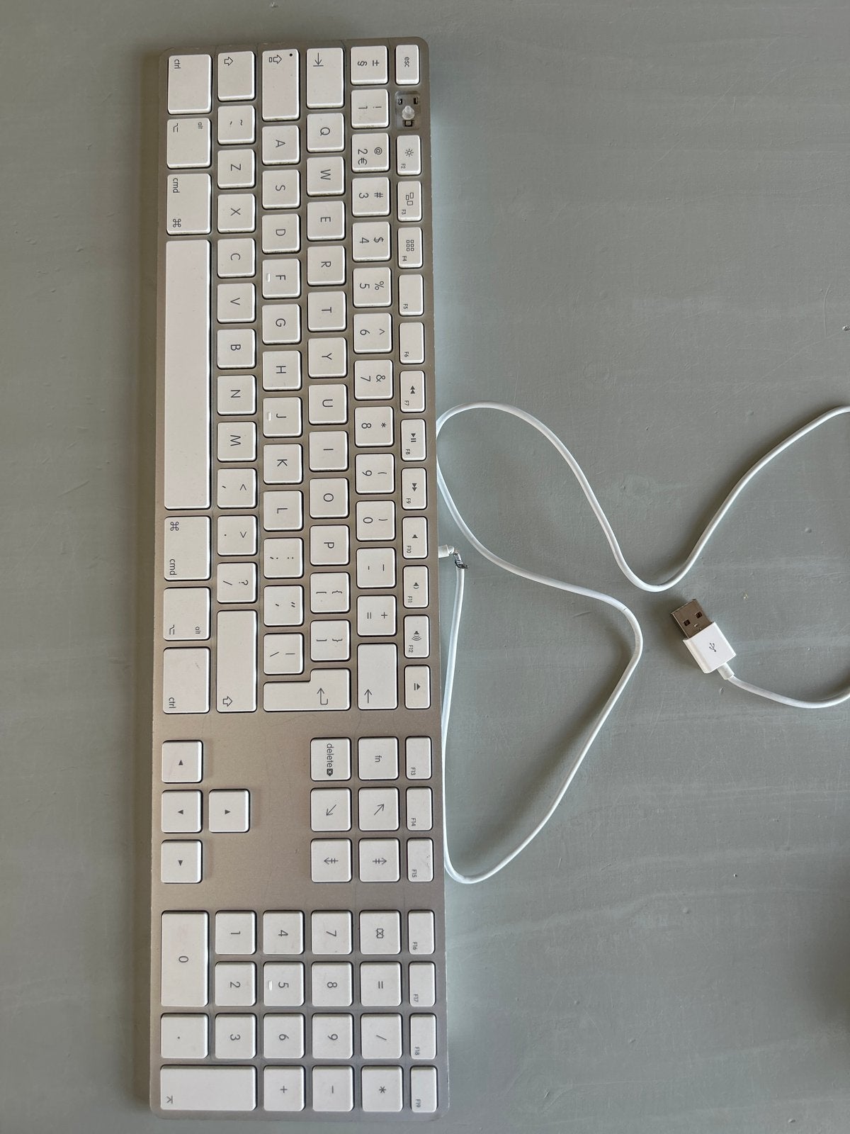 Apple Mac Toetsenbord A1243 - F1 knop mist, kabel beschadigd, Computers en Software, Ophalen, Gebruikt, Bedraad, Overige typen
