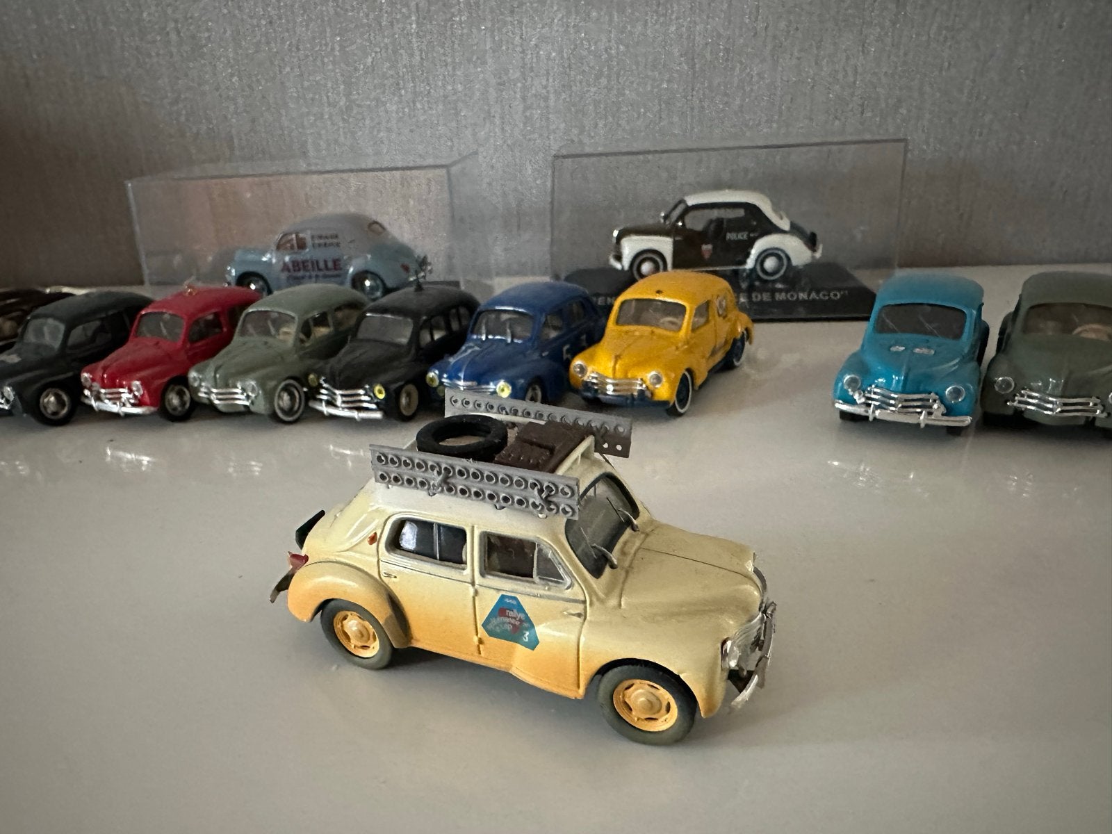 Verzameling Renault 4CV schaalmodellen 1/43, Hobby en Vrije tijd, Modelauto's | 1:43, Ophalen of Verzenden, Zo goed als nieuw