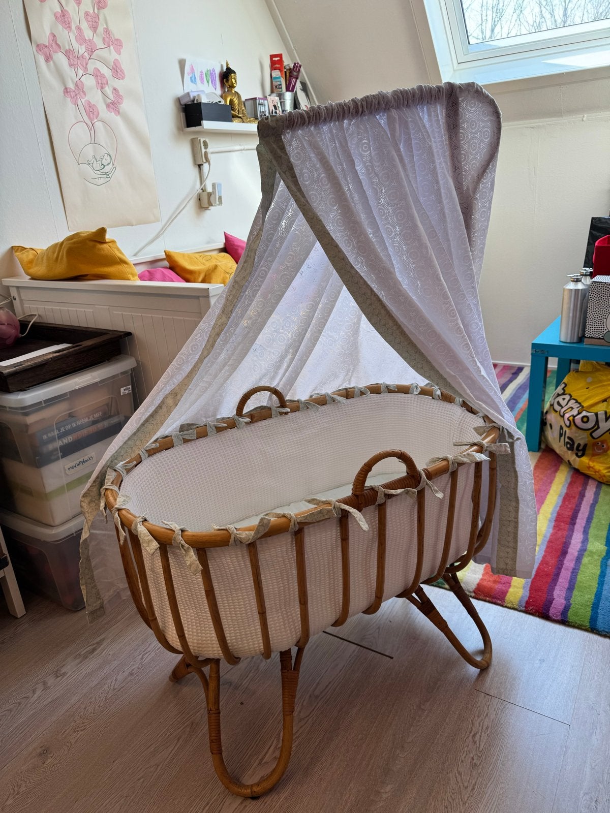 Antiek rotan wiegje met mintgroen/wit hemeltje en bekleding., Ophalen, Gebruikt, Wieg