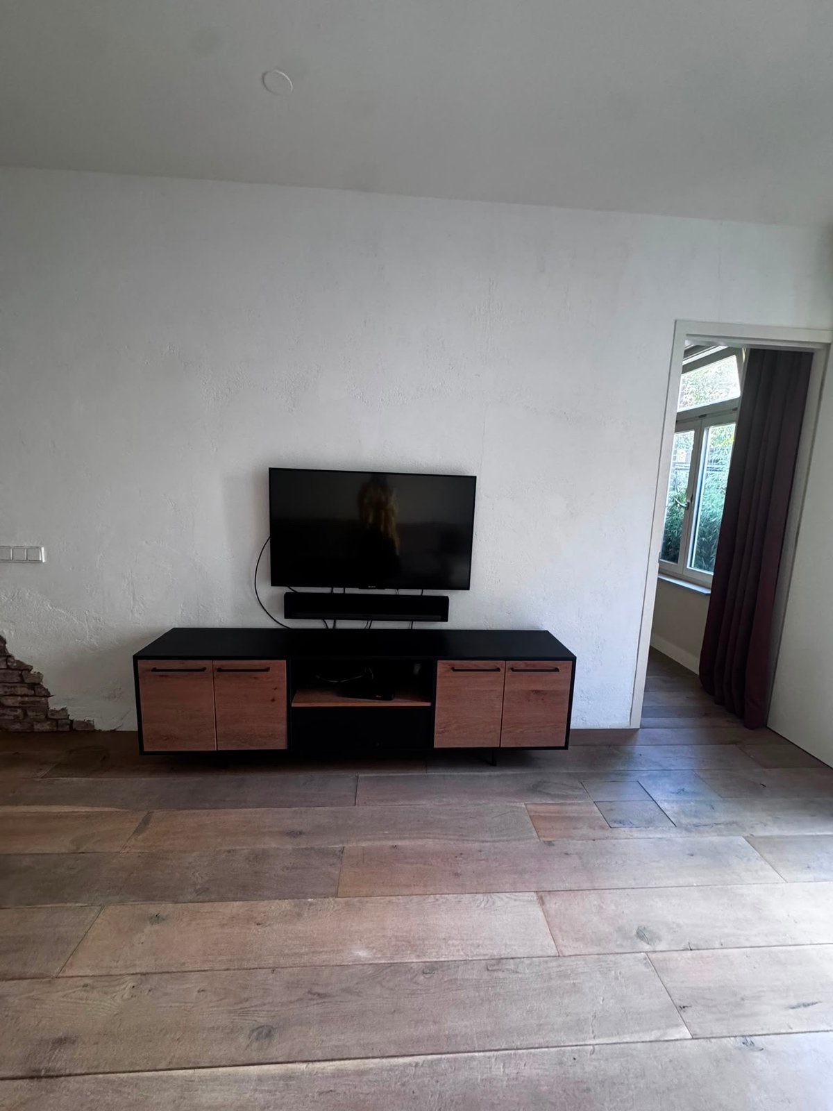 Modern TV-meubel met kabelmanagement, Ophalen, 150 tot 200 cm, Zo goed als nieuw, Minder dan 100 cm