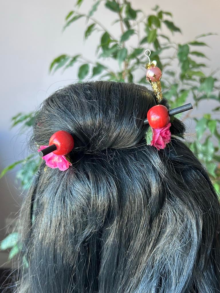 Pruik oosters chinees met mooie versieringen, Ophalen of Verzenden, Gedragen, Carnaval, Accessoires
