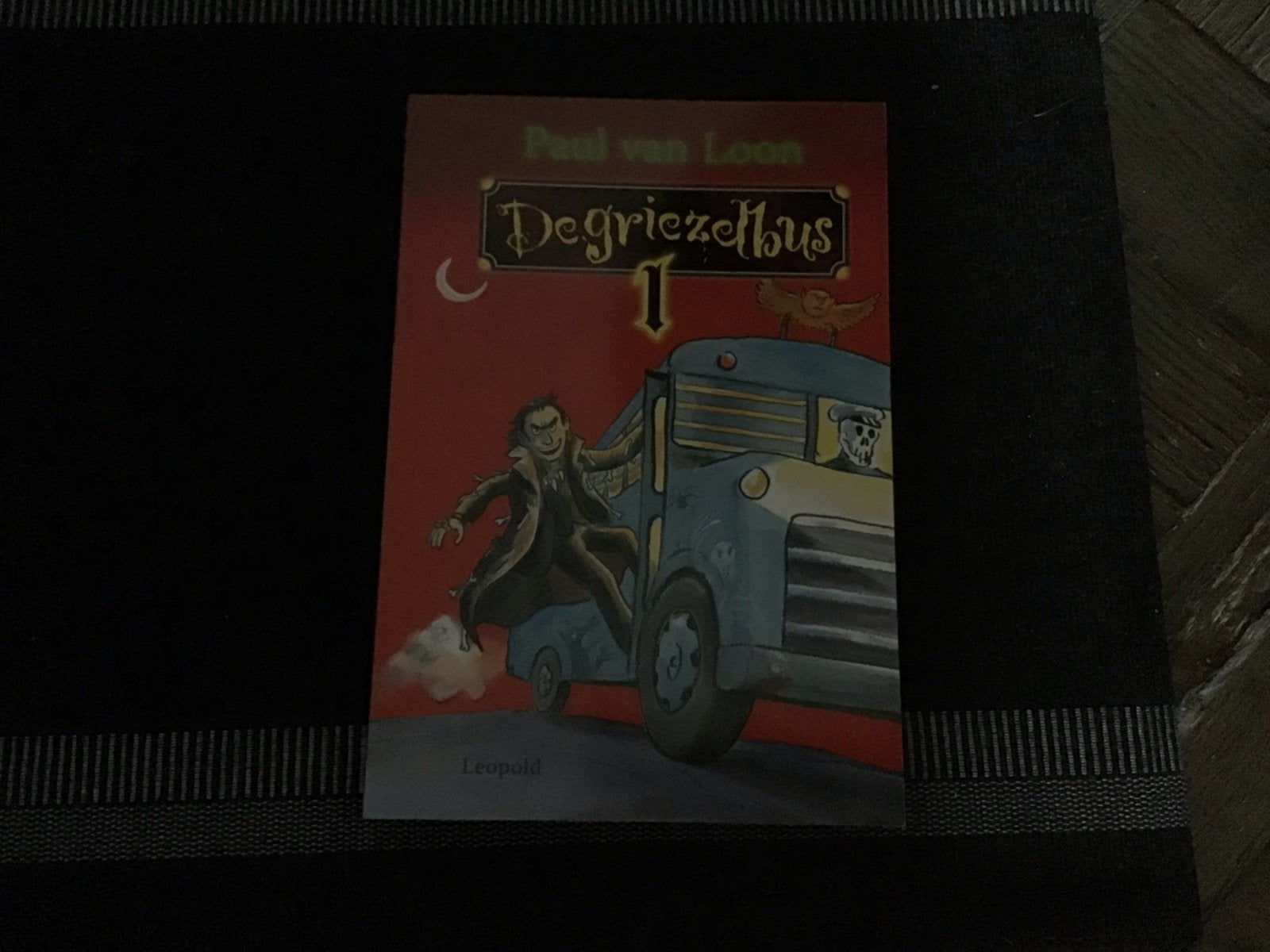 De Griezelbus 1 - Paul van Loon, Boeken, Ophalen of Verzenden, Zo goed als nieuw, Fictie