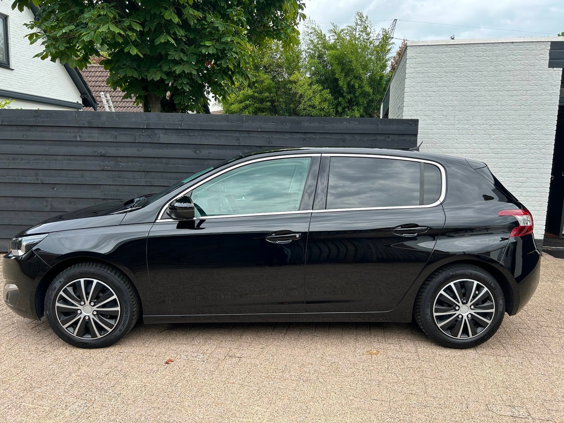 Peugeot 308 1.2 PureTech Allure Automaat, Glazen dak, Navi,, Auto's, Stof, Gebruikt, 1199 cc, 610 kg