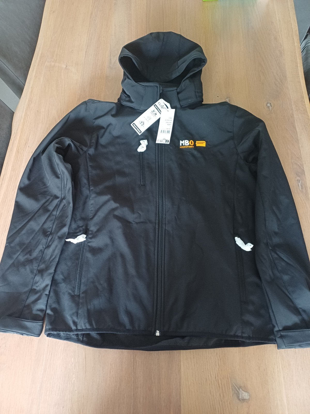 Zwarte softshell jas van MBO Amersfoort / sportacedemie, Ophalen of Verzenden, Nieuw, Zwart