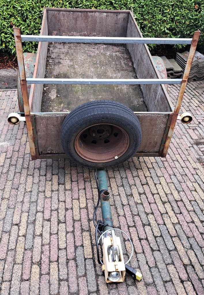 Oude aanhangwagen met nieuwe koppeling en reserveband, Ophalen, Gebruikt