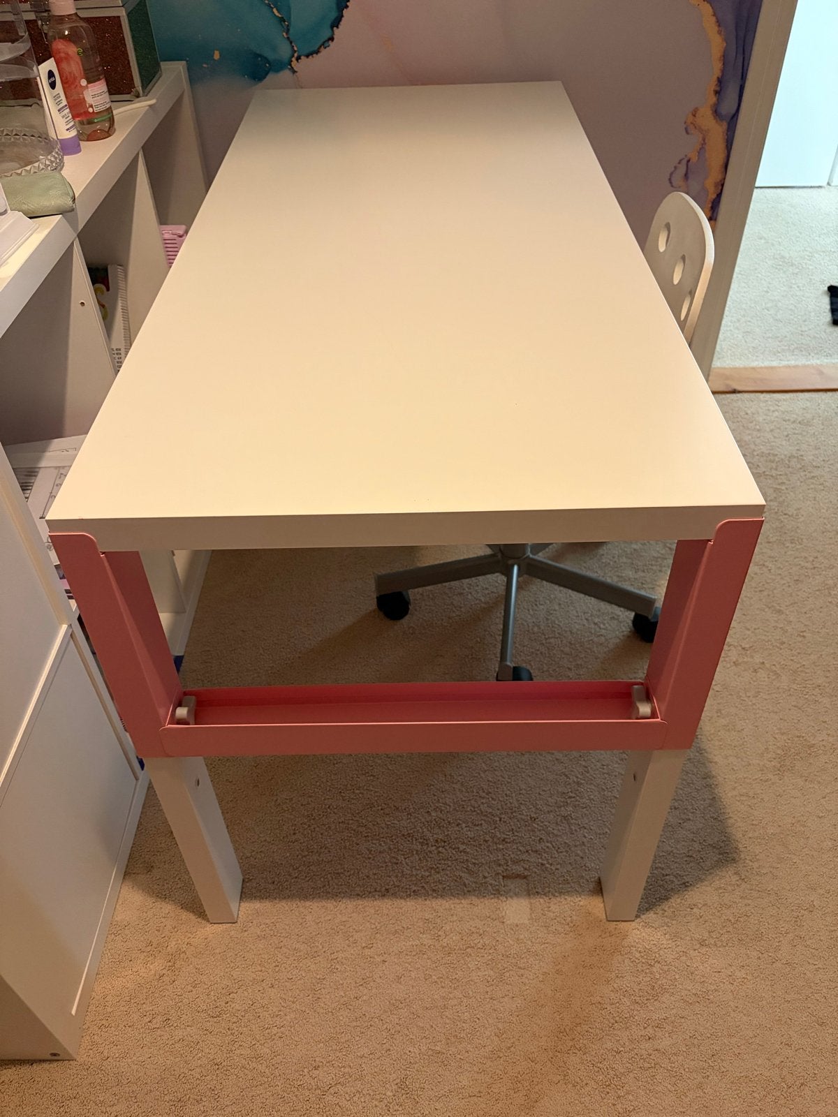 Leuk IKEA kinderbureau met stoel, klaar voor een volgend mei, Huis en Inrichting, Bureaus, Ophalen, Gebruikt, Hout, Kinderbureau