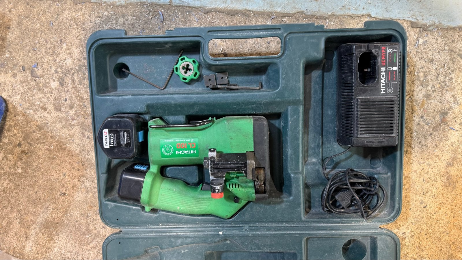 Hitachi draadstang knipper met accu en lader, Ophalen of Verzenden, Gebruikt