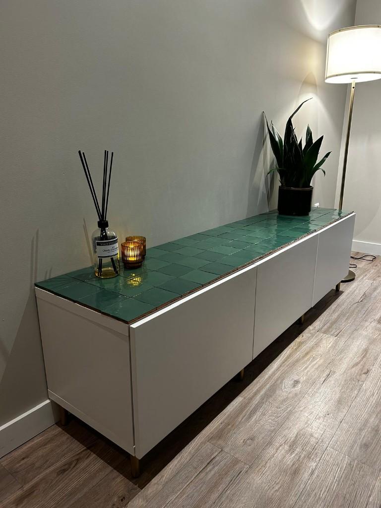 Uniek IKEA BESTÅ tv-meubel met tegels & gouden pootjes, Ophalen, Zellige look, 150 tot 200 cm, Zo goed als nieuw