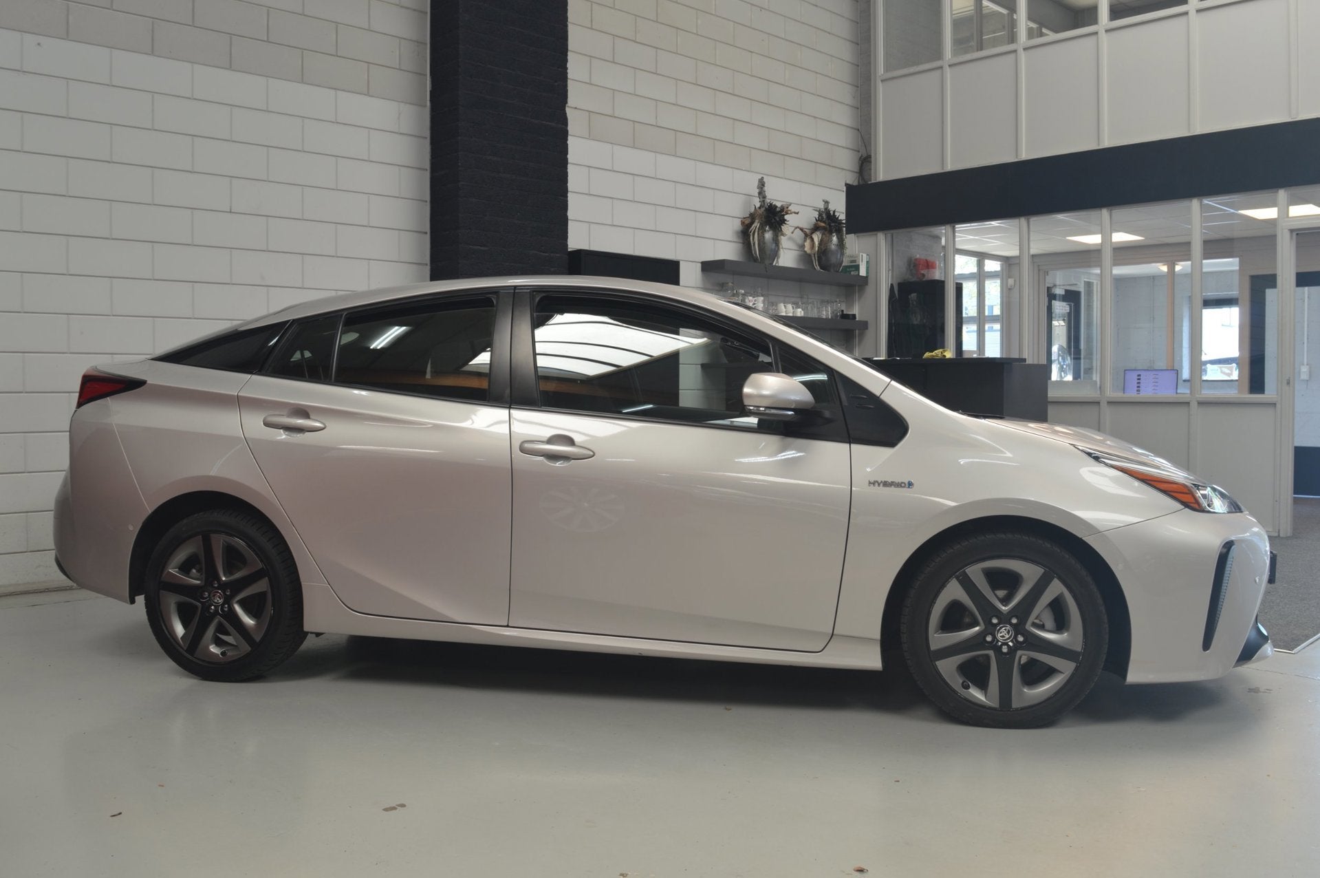 Toyota Prius 1.8 Dynamic // NAVI // CAMERA // ADAPTIVE CRUIS, Auto's, Toyota, Stof, 98 pk, Hybride Elektrisch/Benzine, Stoelverwarming