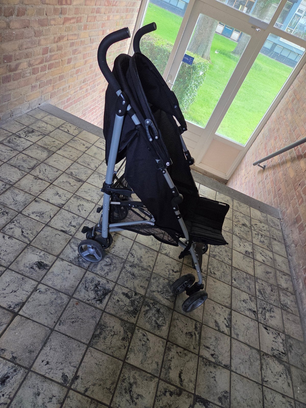 Zwarte buggy met zonnekap, Kinderen en Baby's, Buggy's, Ophalen, Gebruikt, Overige merken, Verstelbare rugleuning