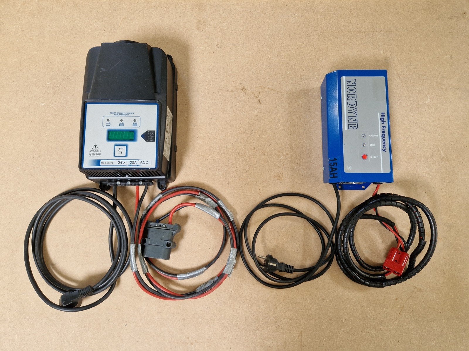 Acculaders SPE 24V 30Amp en 24V 15Amp lader voor gel accu

A, Gebruikt, Universele onderdelen