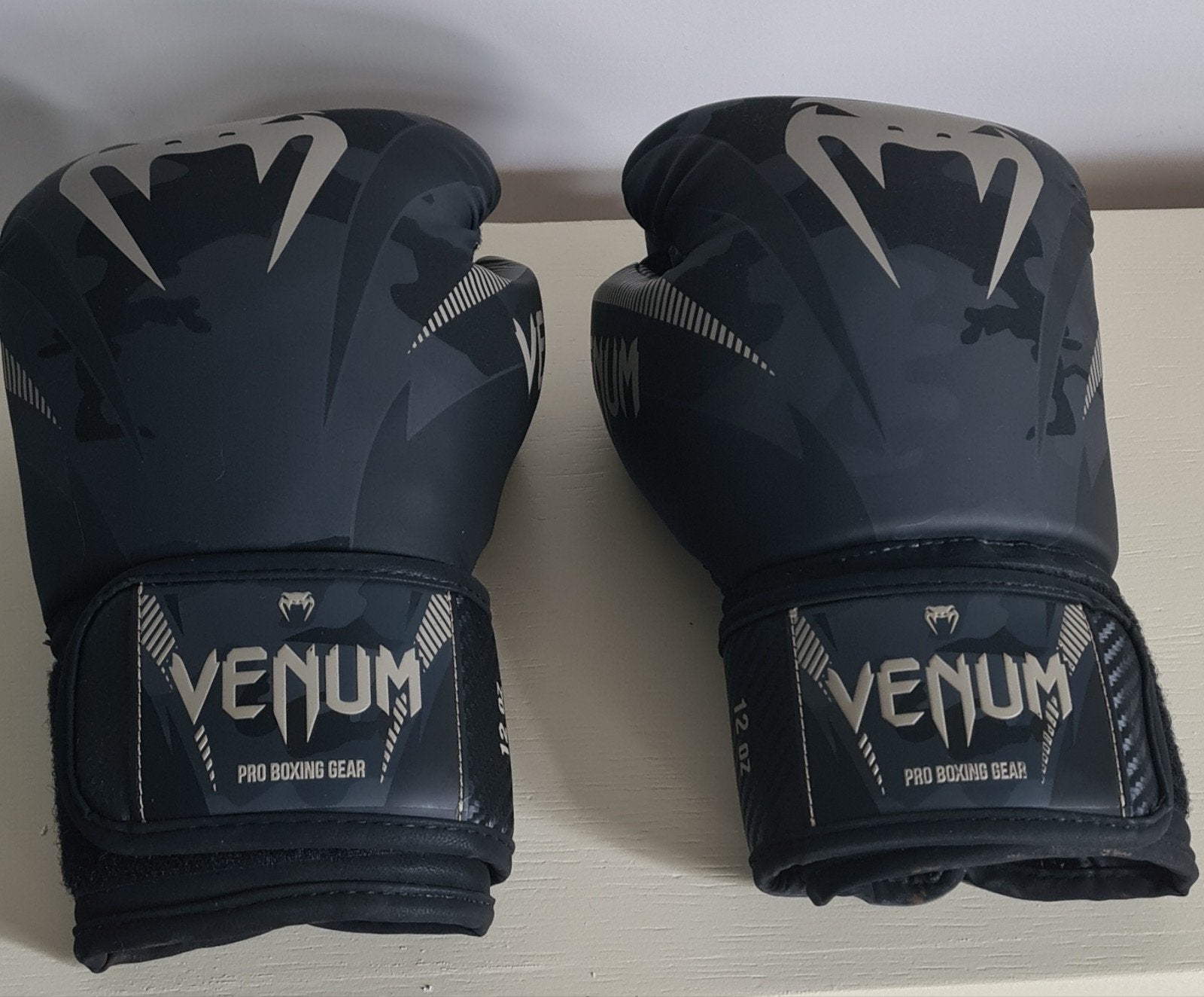Venum Bokshandschoenen 12 OZ  nieuwprijs €74,95

Venum boks, Ophalen, Zo goed als nieuw, Bokshandschoenen
