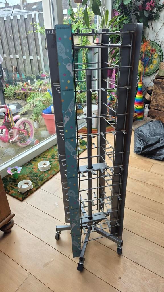Draaiend displayrek op wielen voor sleutelhangers, Ophalen