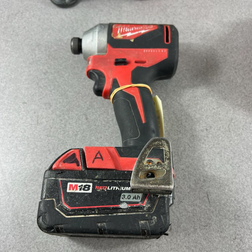 Milwaukee M18 BH en M18 CBL | accu + lader | 401213, Boormachine, Ophalen of Verzenden, Klopboormechanisme, Gebruikt