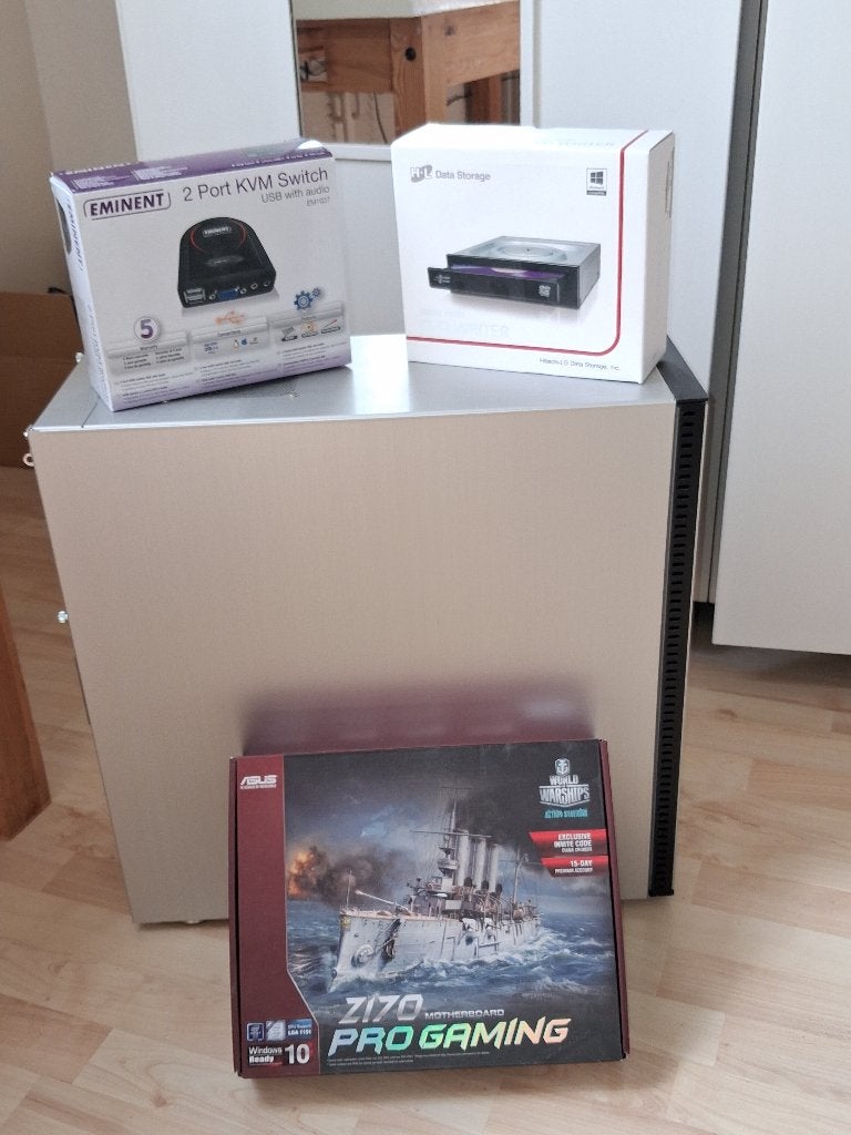 Windows10 computer + Hitachi DVD writer en KVM Switch, Ophalen, 64 GB of meer, Gebruikt, Zelf gebouwde pc