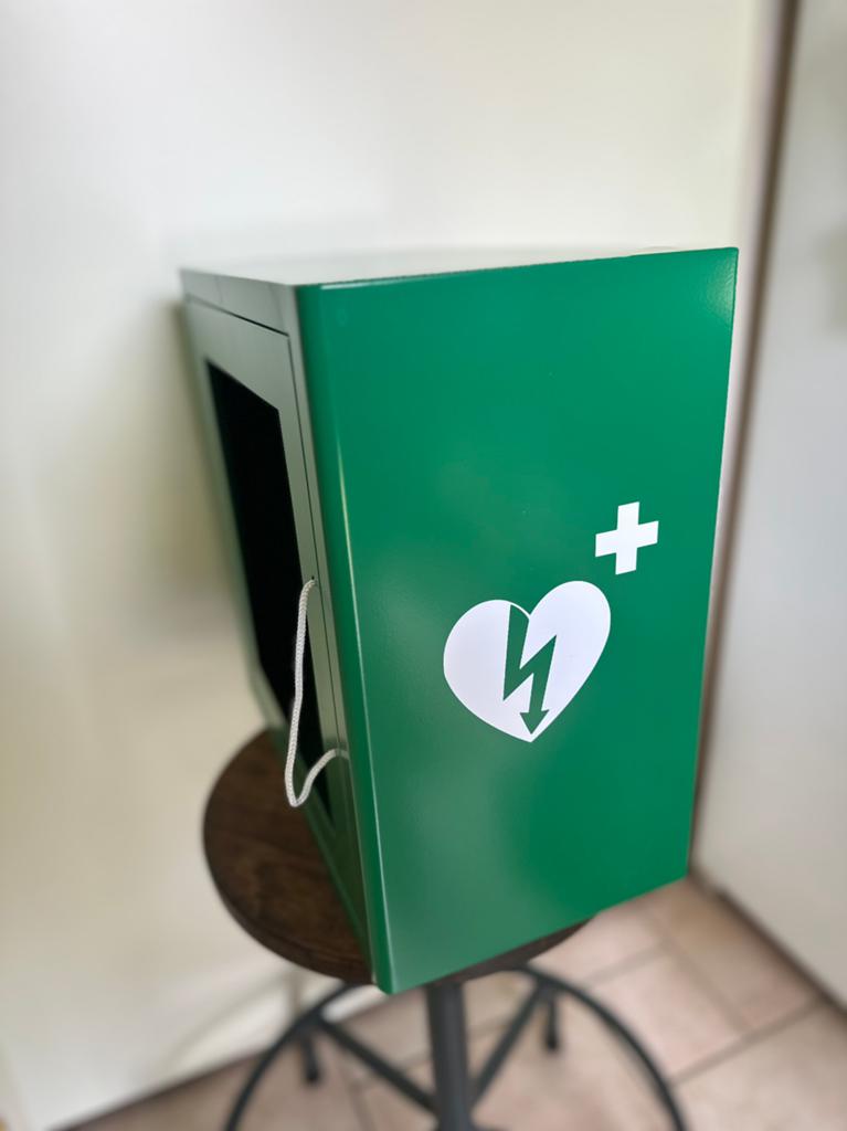 Universele metalen AED wandkast in de kleur groen., Ophalen, Zo goed als nieuw, Overige typen
