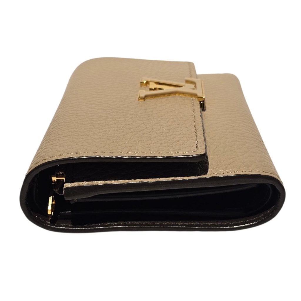 Louis Vuitton M62159 Capucines Compact Wallet, Louis Vuitton, Gebruikt, Support@louisvuitton.com, 2 Rue du Pont Neuf
75001 Paris
France