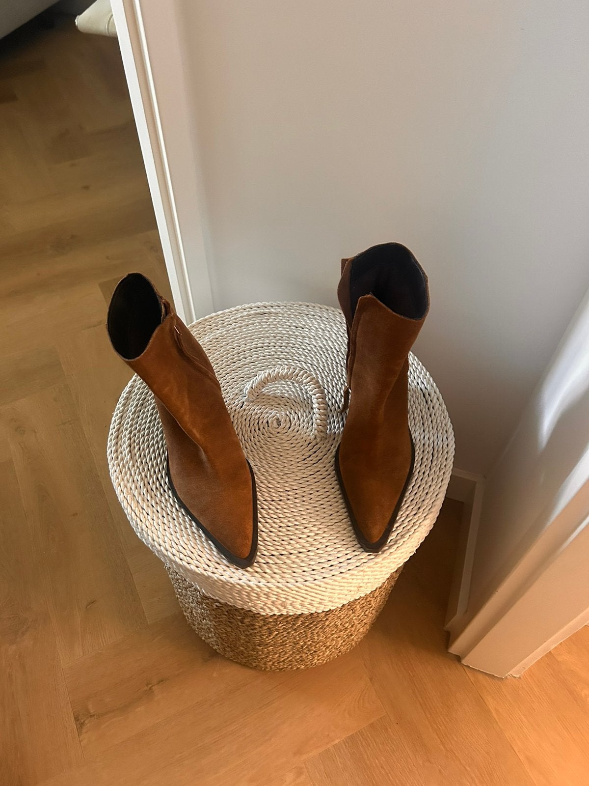 MNG Enkellaarsje maat 38, Kleding | Dames, Ophalen, Zo goed als nieuw, Beige
