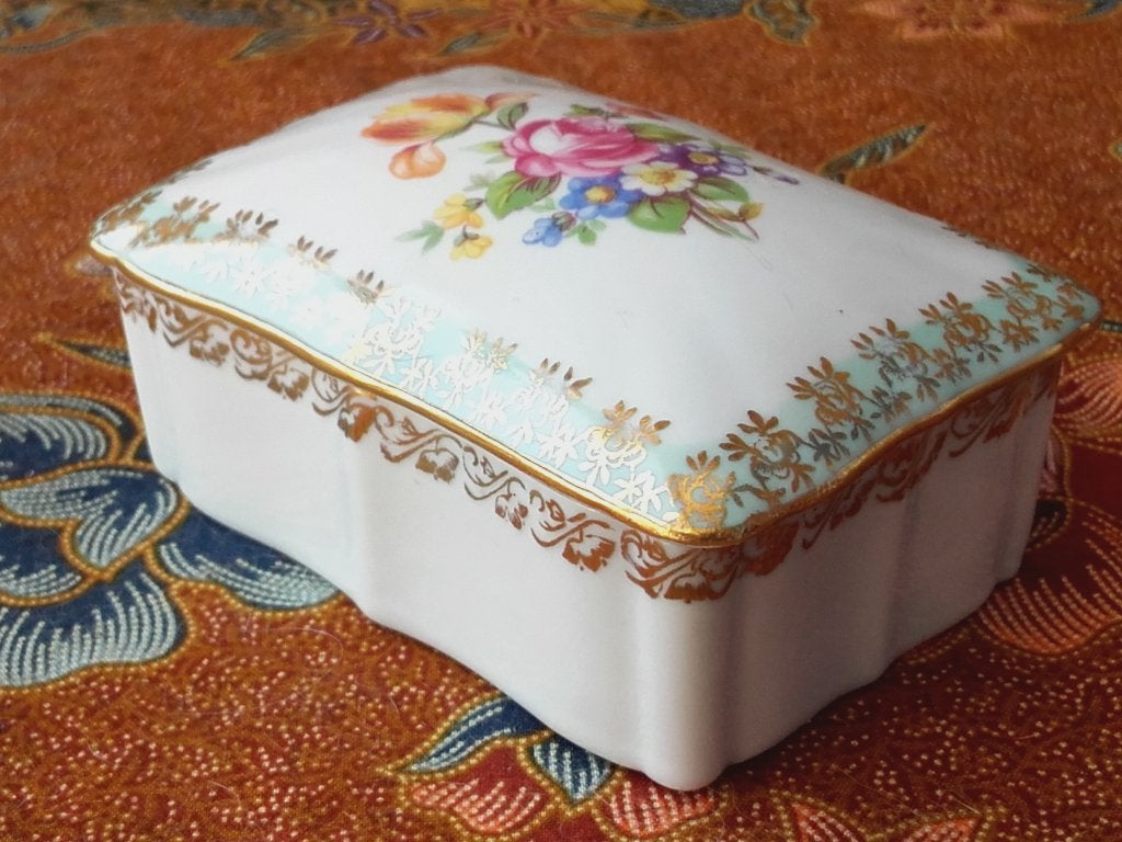 Mooi antiek Dresden porselein doosje uit Duitsland 10,3 cm., Ophalen of Verzenden